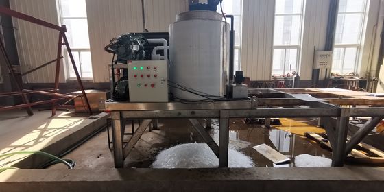 R404a 600Kgs Commercial Ice Flaker Machine With Air Cooling Condenser